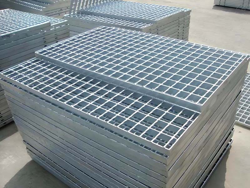 การใช้ตะแกรงเหล็กในราวกันตกบนทางหลวง